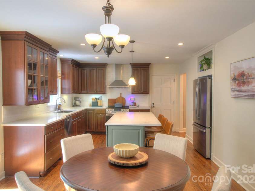 10501 Stonemede Lane, Matthews, NC 28105.  MLS# CAR4252301, YatesRealty ID 17971. 