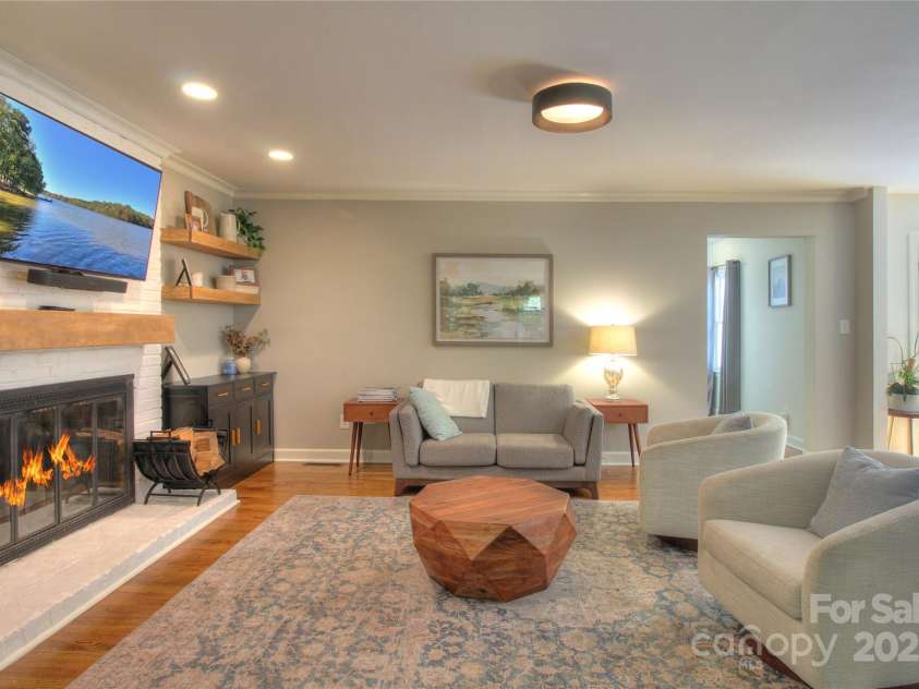 10501 Stonemede Lane, Matthews, NC 28105.  MLS# CAR4252301, YatesRealty ID 17971. 