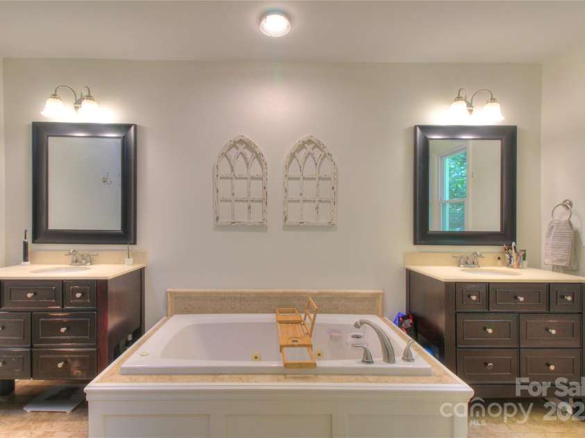 10501 Stonemede Lane, Matthews, NC 28105.  MLS# CAR4252301, YatesRealty ID 17971. 