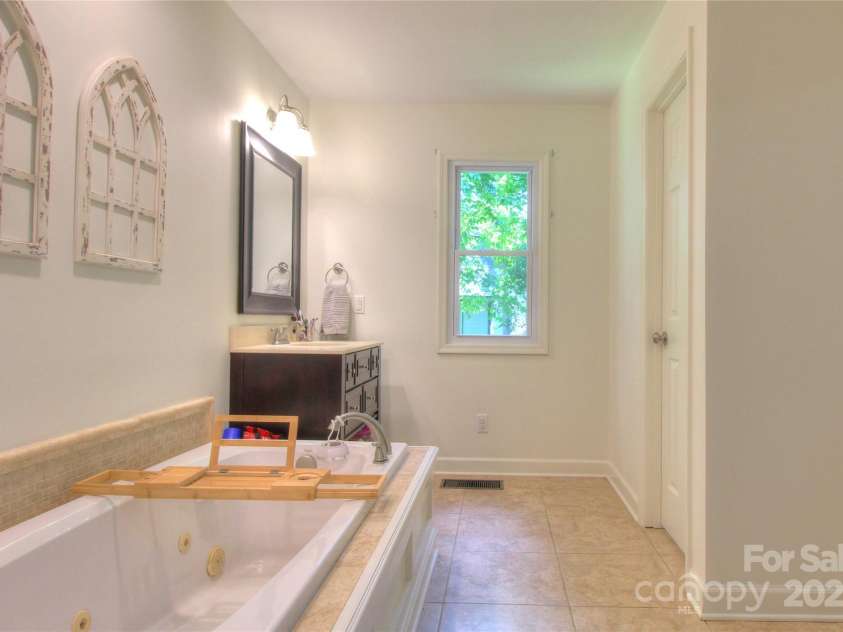 10501 Stonemede Lane, Matthews, NC 28105.  MLS# CAR4252301, YatesRealty ID 17971. 