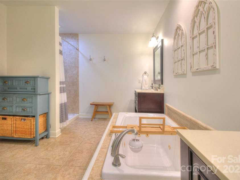 10501 Stonemede Lane, Matthews, NC 28105.  MLS# CAR4252301, YatesRealty ID 17971. 