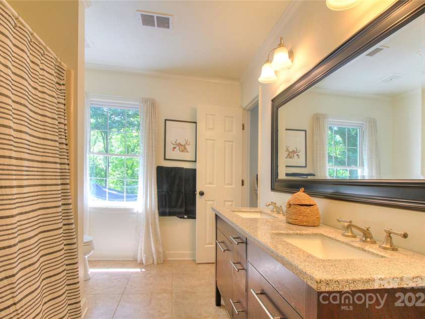 10501 Stonemede Lane, Matthews, NC 28105.  MLS# CAR4252301, YatesRealty ID 17971. 