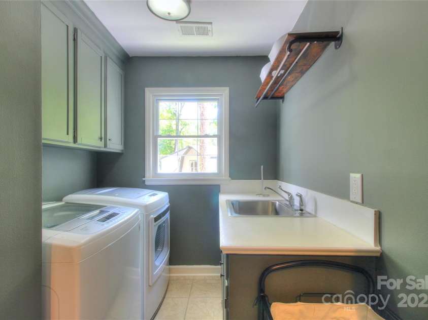 10501 Stonemede Lane, Matthews, NC 28105.  MLS# CAR4252301, YatesRealty ID 17971. 