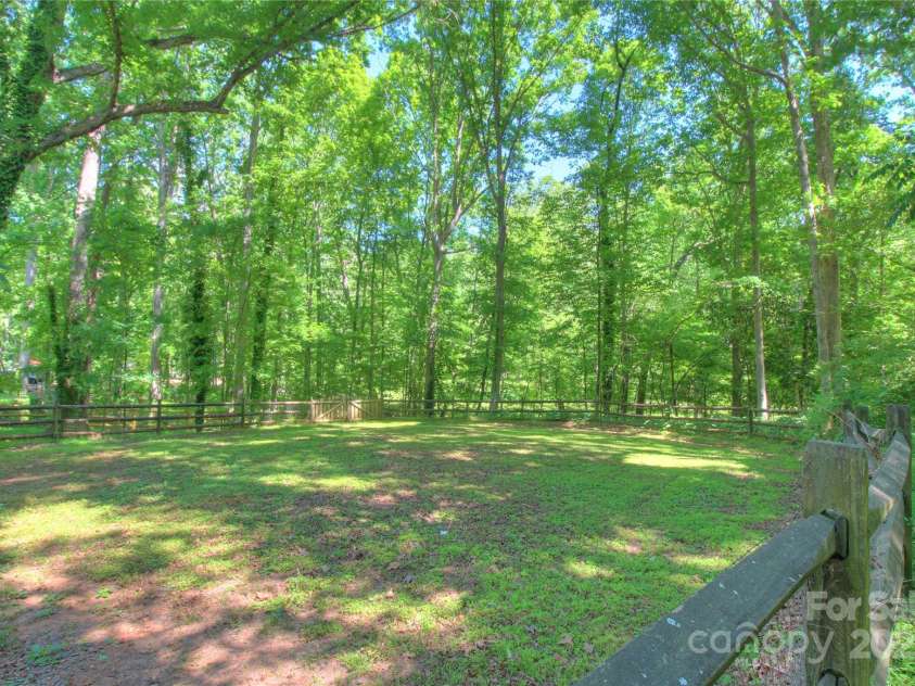 10501 Stonemede Lane, Matthews, NC 28105.  MLS# CAR4252301, YatesRealty ID 17971. 