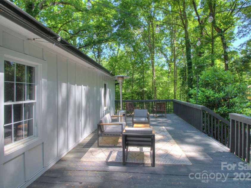 10501 Stonemede Lane, Matthews, NC 28105.  MLS# CAR4252301, YatesRealty ID 17971. 