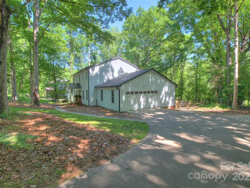 10501 Stonemede Lane, Matthews, NC 28105.  MLS# CAR4252301, YatesRealty ID 17971. 