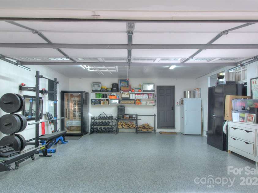 10501 Stonemede Lane, Matthews, NC 28105.  MLS# CAR4252301, YatesRealty ID 17971. 