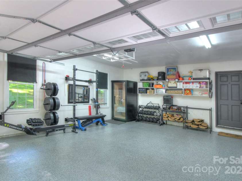 10501 Stonemede Lane, Matthews, NC 28105.  MLS# CAR4252301, YatesRealty ID 17971. 