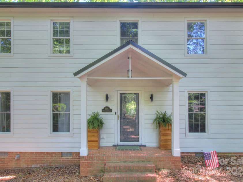 10501 Stonemede Lane, Matthews, NC 28105.  MLS# CAR4252301, YatesRealty ID 17971. 
