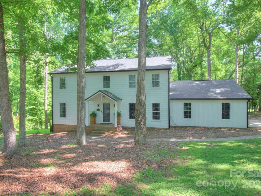 10501 Stonemede Lane, Matthews, NC 28105.  MLS# CAR4252301, YatesRealty ID 17971. 