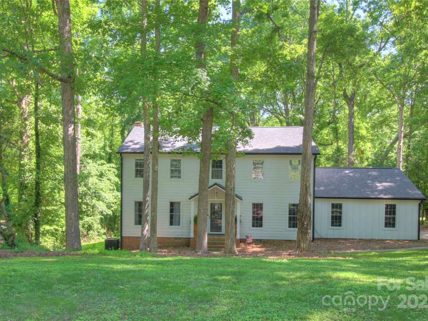 10501 Stonemede Lane, Matthews, NC 28105.  MLS# CAR4252301, YatesRealty ID 17971. 
