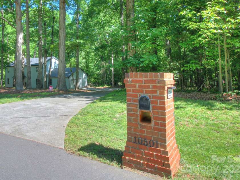 10501 Stonemede Lane, Matthews, NC 28105.  MLS# CAR4252301, YatesRealty ID 17971. 