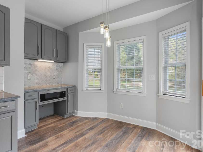 79 Mill Pond Way, Hendersonville, NC 28791.  MLS# CAR4363117, YatesRealty ID 17971. Kitchen nook