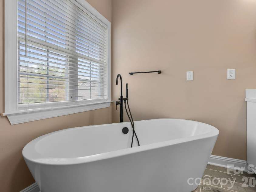 79 Mill Pond Way, Hendersonville, NC 28791.  MLS# CAR4363117, YatesRealty ID 17971. Soaking Tub