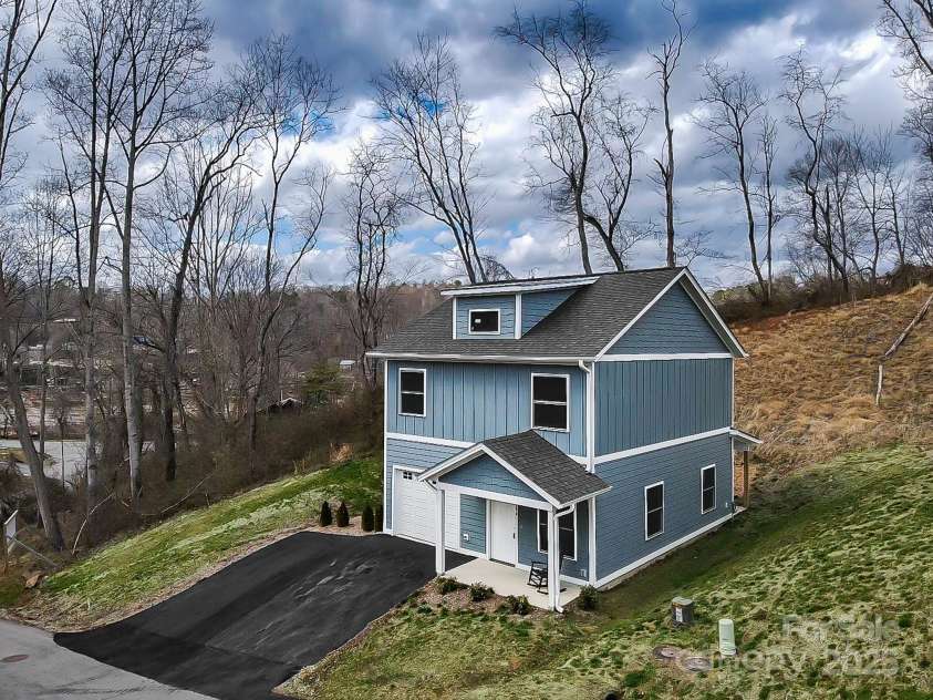 104 Northbend Drive, Asheville, NC 28804.  MLS# CAR4196721, YatesRealty ID 17972. 