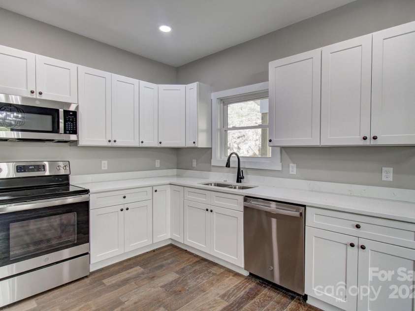 104 Northbend Drive, Asheville, NC 28804.  MLS# CAR4196721, YatesRealty ID 17972. 