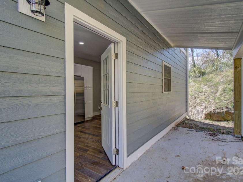 104 Northbend Drive, Asheville, NC 28804.  MLS# CAR4196721, YatesRealty ID 17972. 