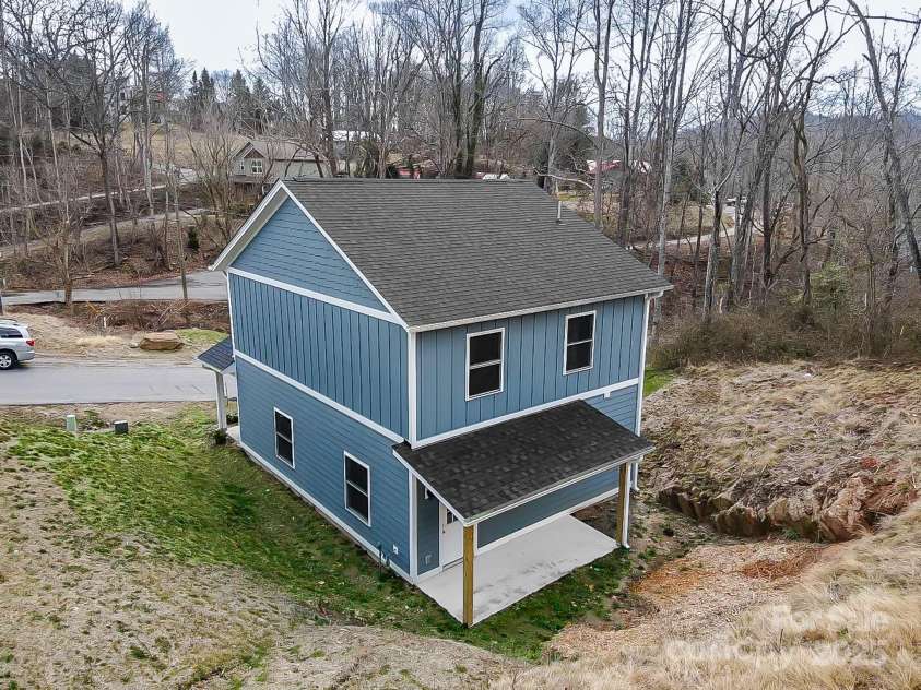 104 Northbend Drive, Asheville, NC 28804.  MLS# CAR4196721, YatesRealty ID 17972. 