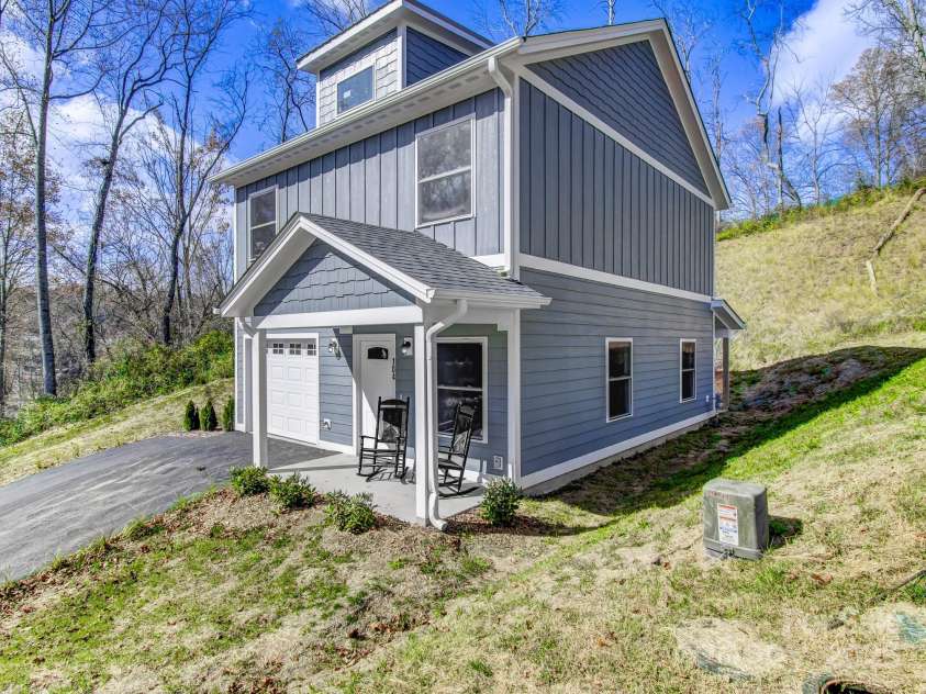 104 Northbend Drive, Asheville, NC 28804.  MLS# CAR4196721, YatesRealty ID 17972. 