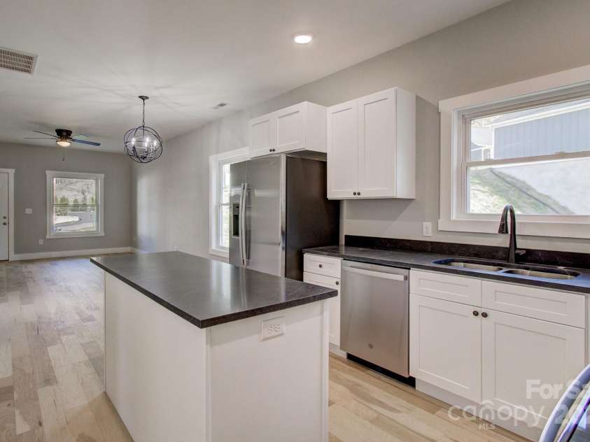 131 Northbend Drive, Asheville, NC 28804.  MLS# CAR4196699, YatesRealty ID 17973. 
