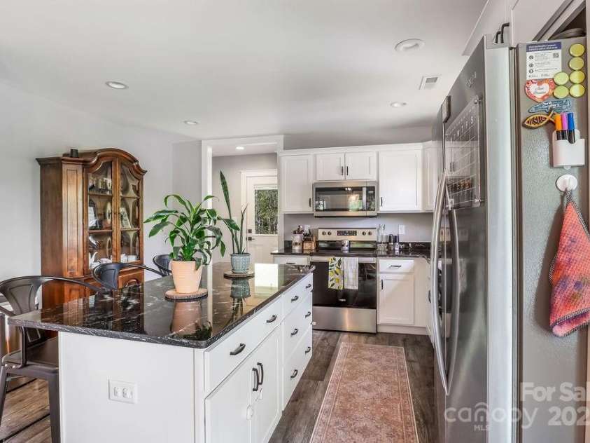 95 Walt Drive, Hendersonville, NC 28792.  MLS# CAR4256758, YatesRealty ID 17974. 