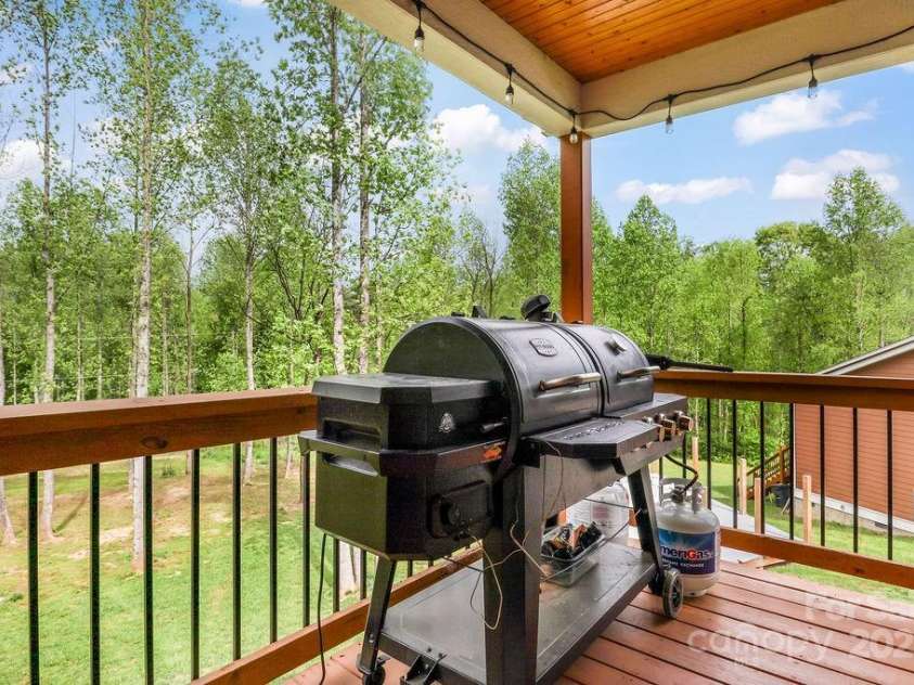 95 Walt Drive, Hendersonville, NC 28792.  MLS# CAR4256758, YatesRealty ID 17974. 