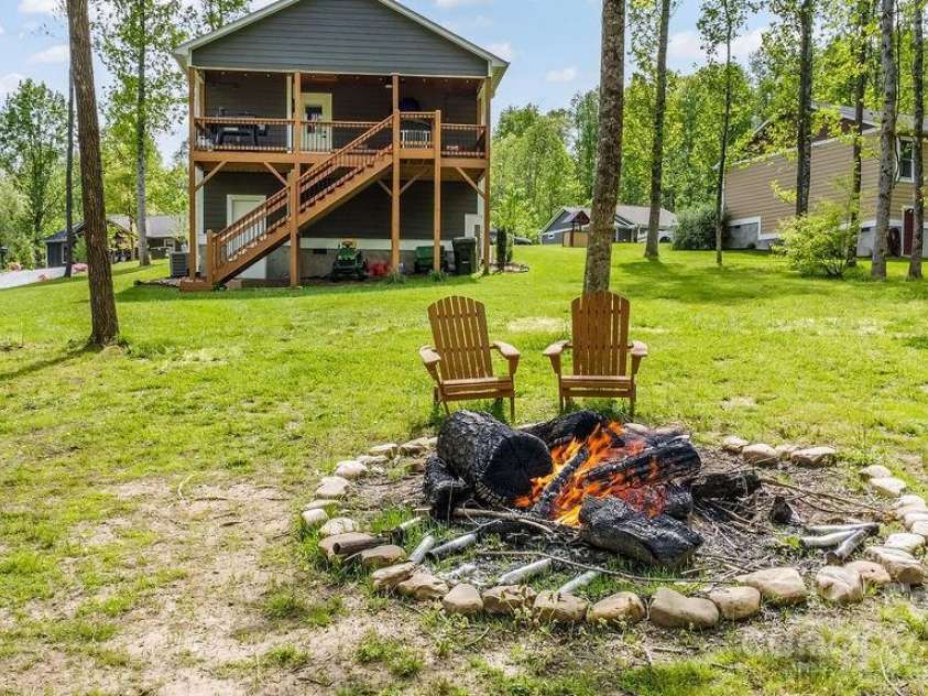 95 Walt Drive, Hendersonville, NC 28792.  MLS# CAR4256758, YatesRealty ID 17974. 