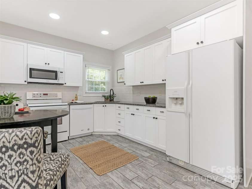 9451 Bonnie Briar Circle, Charlotte, NC 28277.  MLS# CAR4266771, YatesRealty ID 17975. 