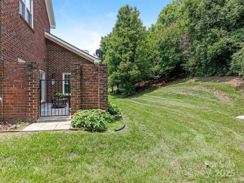 9451 Bonnie Briar Circle, Charlotte, NC 28277.  MLS# CAR4266771, YatesRealty ID 17975. 