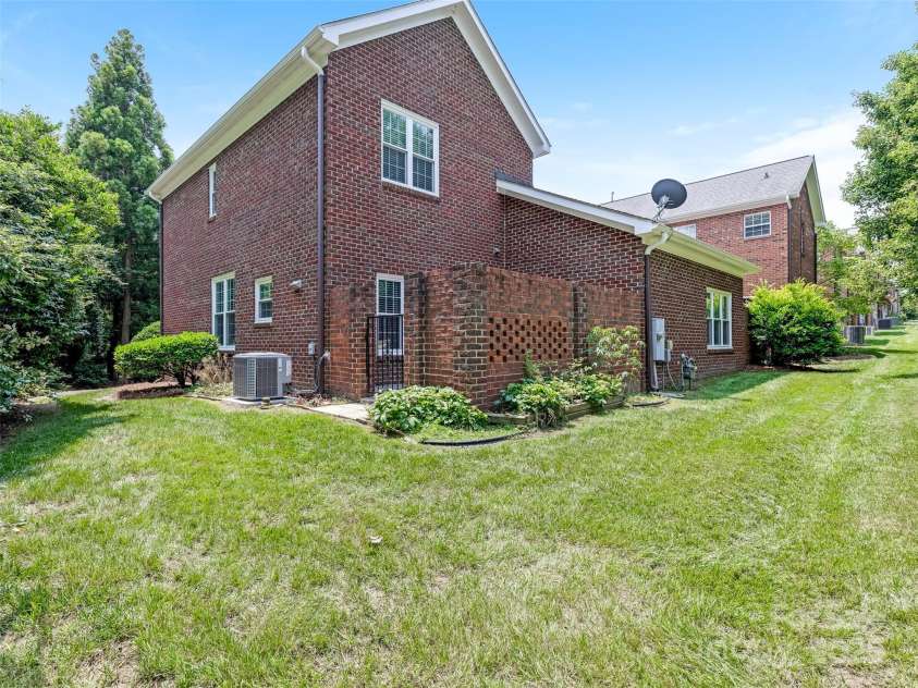 9451 Bonnie Briar Circle, Charlotte, NC 28277.  MLS# CAR4266771, YatesRealty ID 17975. 