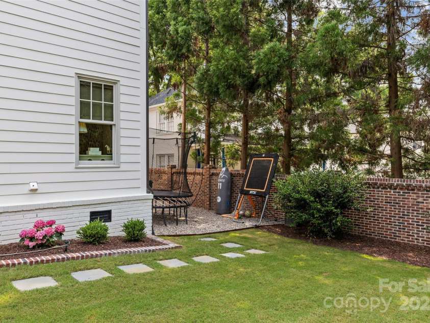206 Hillside Avenue, Charlotte, NC 28209.  MLS# CAR4266183, YatesRealty ID 17976. 