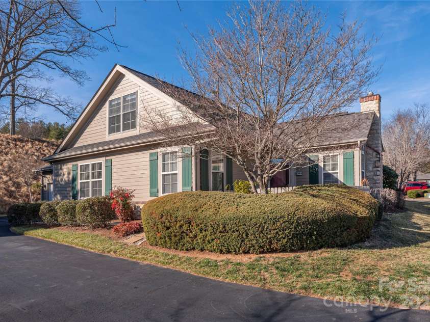 122 Outlook Circle, Swannanoa, NC 28778.  MLS# CAR4333481, YatesRealty ID 1798. 