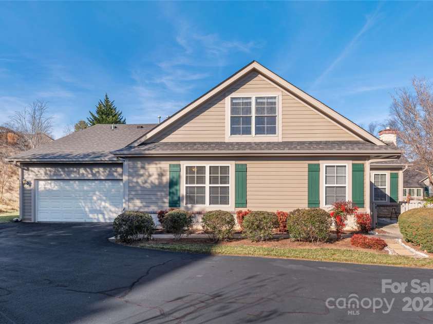 122 Outlook Circle, Swannanoa, NC 28778.  MLS# CAR4333481, YatesRealty ID 1798. Exterior & yard maintenance included in the $450 a month HOA fee! 