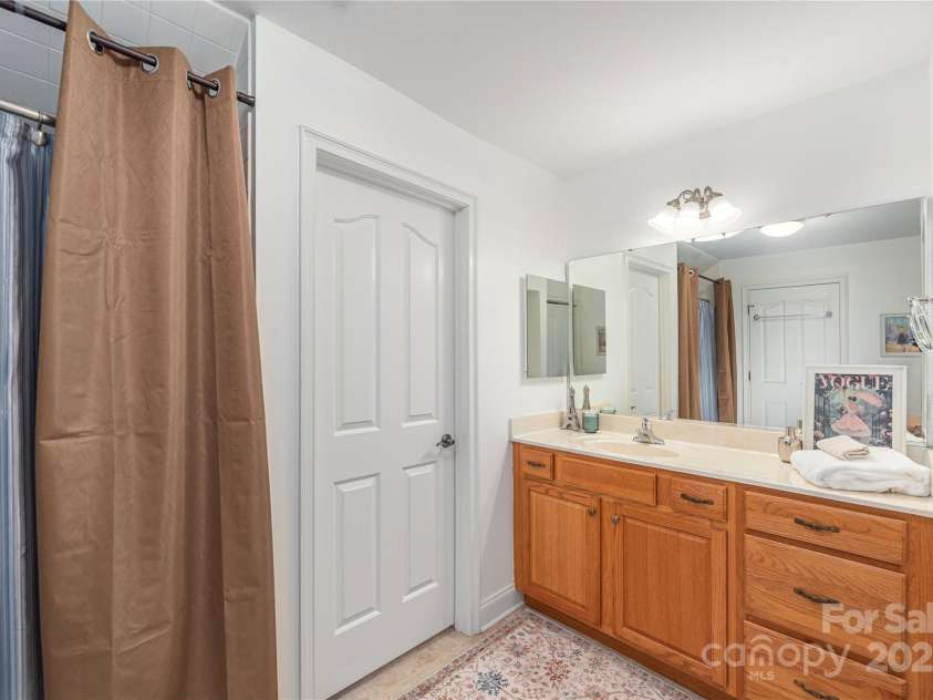 122 Outlook Circle, Swannanoa, NC 28778.  MLS# CAR4333481, YatesRealty ID 1798. Gracious full bath upstairs 