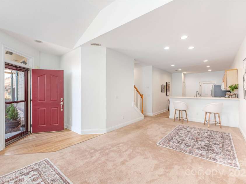 122 Outlook Circle, Swannanoa, NC 28778.  MLS# CAR4333481, YatesRealty ID 1798. Open floorplan with a breakfast bar and room for dining 