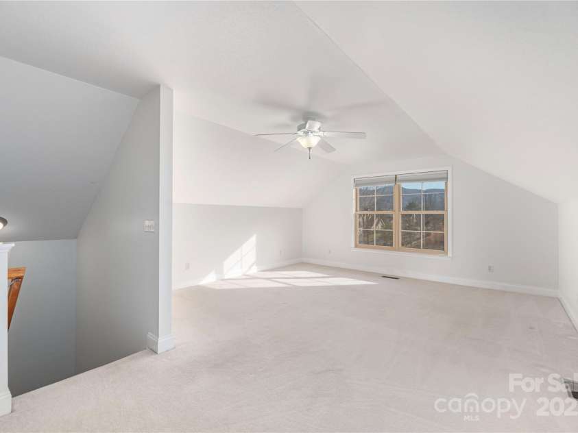 122 Outlook Circle, Swannanoa, NC 28778.  MLS# CAR4333481, YatesRealty ID 1798. Spacious guest suite upstairs with room for a sitting area