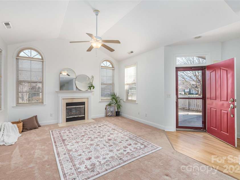 122 Outlook Circle, Swannanoa, NC 28778.  MLS# CAR4333481, YatesRealty ID 1798. Vaulted ceiling and lots of light in the great room