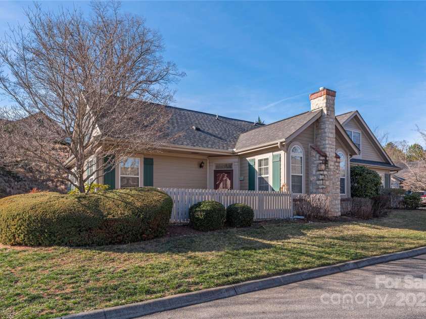 122 Outlook Circle, Swannanoa, NC 28778.  MLS# CAR4333481, YatesRealty ID 1798. Welcome Home