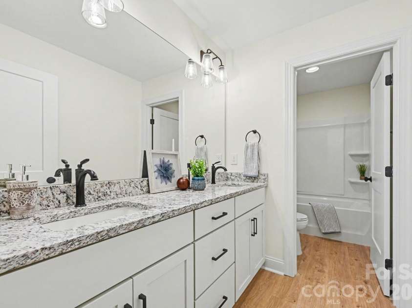 1030 Redbud Way, Salisbury, NC 28147.  MLS# CAR4359503, YatesRealty ID 17980. 2nd level split bath
