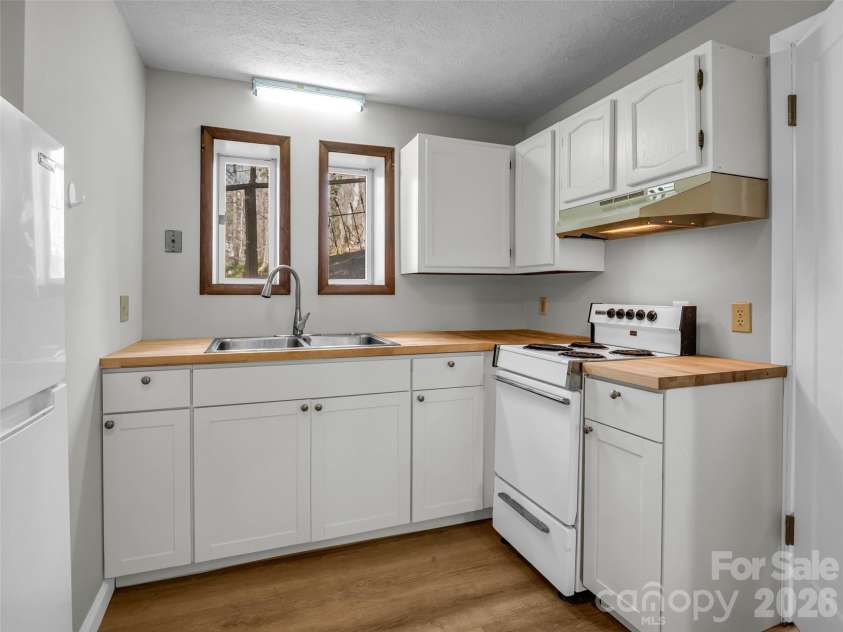1 Alpine Way, Swannanoa, NC 28778.  MLS# CAR4362025, YatesRealty ID 17982. 