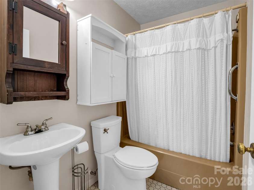 1 Alpine Way, Swannanoa, NC 28778.  MLS# CAR4362025, YatesRealty ID 17982. Main level full bath