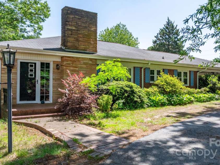 3418 Sulphur Springs Road, Hickory, NC 28601.  MLS# CAR4254603, YatesRealty ID 17983. 