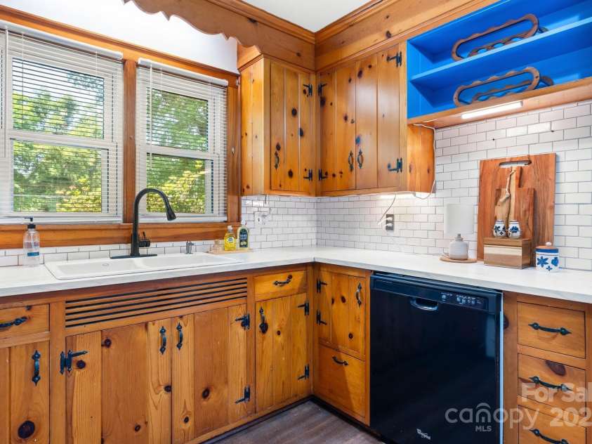 3418 Sulphur Springs Road, Hickory, NC 28601.  MLS# CAR4254603, YatesRealty ID 17983. 