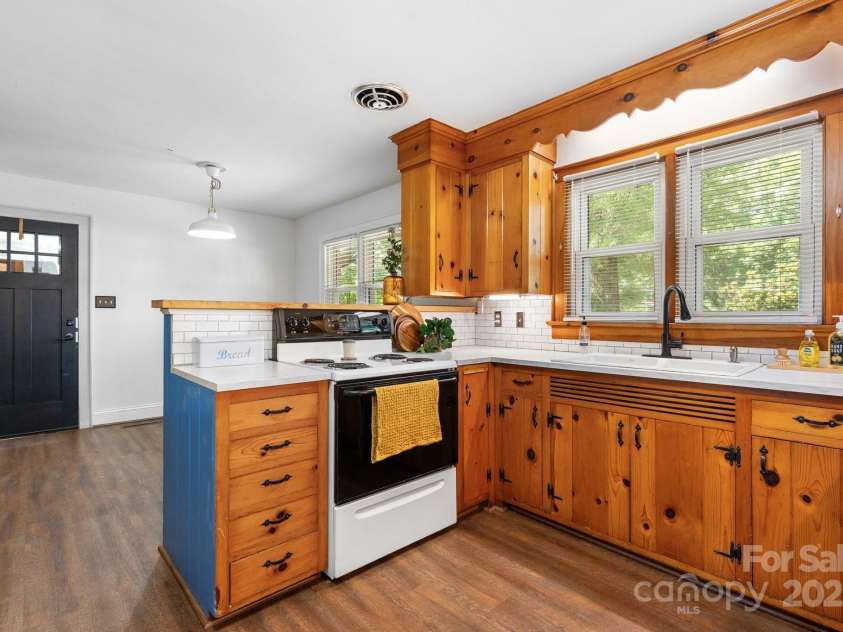 3418 Sulphur Springs Road, Hickory, NC 28601.  MLS# CAR4254603, YatesRealty ID 17983. 