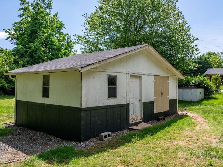 3418 Sulphur Springs Road, Hickory, NC 28601.  MLS# CAR4254603, YatesRealty ID 17983. 