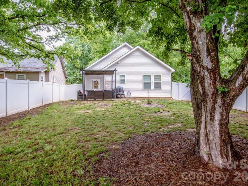 1206 8th Street, Statesville, NC 28677.  MLS# CAR4373294, YatesRealty ID 17984. Spacious Backyard