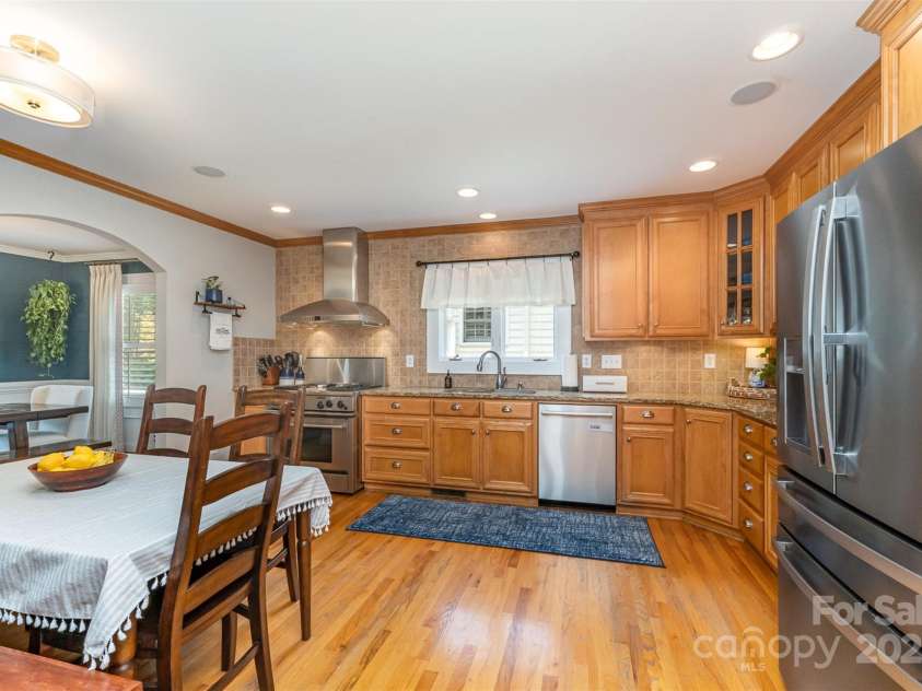 141 Eastover Drive, Concord, NC 28025.  MLS# CAR4264059, YatesRealty ID 17985. Eat In Kitchen with built in wall bench for extra seating