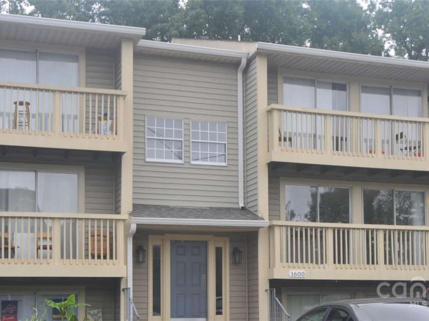 1614-H Arlyn Circle, Charlotte, NC 28213.  MLS# CAR4311725, YatesRealty ID 1799. 