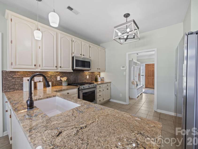 17115 Graves Court, Cornelius, NC 28031.  MLS# CAR4343687, YatesRealty ID 17990. Bright kitchen with breakfast area