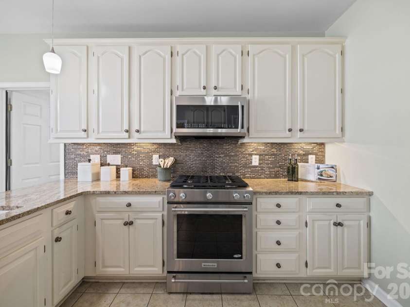 17115 Graves Court, Cornelius, NC 28031.  MLS# CAR4343687, YatesRealty ID 17990. Gas range
